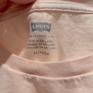 LEVI’S light pink tshirt